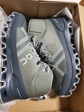 Brand New in box - On Cloud Men's Cloudrock Waterproof - Womens size 9 Mens 7.5